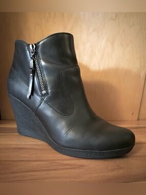 UGG Meredith Black Leather Wedge Ankle Booties Style 1009948 Size 9